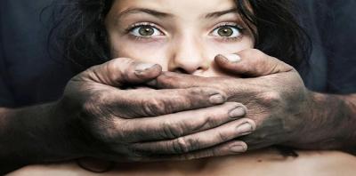 إمراة تجبر إبنتها لممارسة الدعارة في دولة خليجية لتوفير مصاريف الحج والعلاج (تفاصيل تكشفها المحكمة)