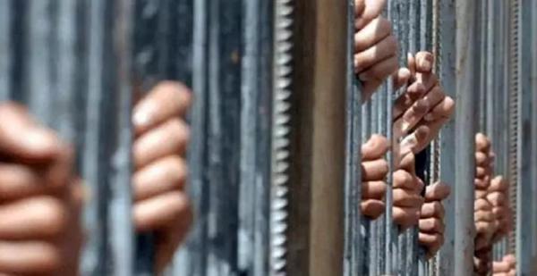 السعودية: صيحات فتاتين وافدتين قادت الشرطة لضبط 6 سعوديين وإنهاء حفلة ماجنة (صور)