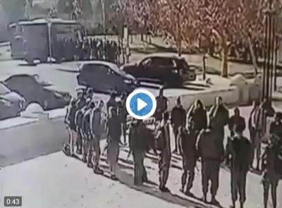 شاهد بالفيديو لحظة دهس مجموعة من جنود الاحتلال الصهيوني بشاحنة يقودها فلسطيني ومقتل 6 جنود إسرائيليين وإصابة 15 جندي 