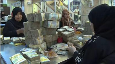 اليمن: الحكومة تحسم قرارها بخصوص صرف المرتبات الثلاثة المتأخرة وتحدد جهة الصرف
