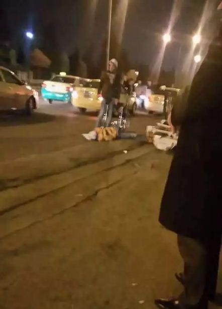 شاب يقتل شقيقته في الشّارع ثمّ يضع كرسياً ويجلس عليه بجانب الجثة(صور)