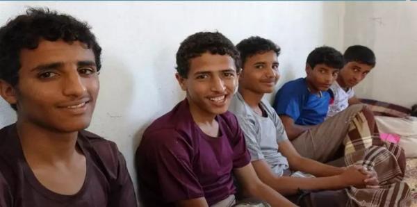 اليمن: شاهد بالصور اطفال حوثيين اسرى لدى الجيش الوطني الموالي لهادي بهذه المحافظة 