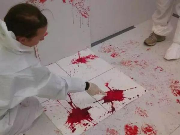 ضمن طقوس دينية غريبة: شاب  يقطع عضوه الذكري ويأكله أمام والديه