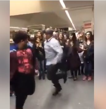 برقصة البرع الشعبية.. يمنيان يلفتان أنظار الأمريكيين في أحد المطارات، احتجاجاً على قرار حظر ترامب (فيديو)