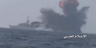 اليمن: اعلام الحوثيين ينشر فيديو لحظة استهداف  بارجة حربية للتحالف في البحر الأحمر (فيديو)