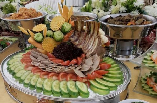 لا بواكي للفقراء.. تعرف على ماذا تحتويه مائدة الملك سلمان بالصور