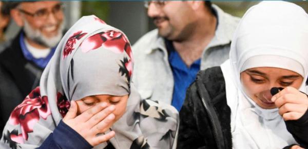 لقطات مؤثرة لطفلة يمنية تلتقي عائلتها أخيرًا بعد تعليق حظر ترامب (صور)