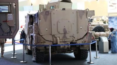 شاهد آثار القتال بمدرعة إماراتية الصنع عائدة من اليمن في معرض أيدكس‎ (فيديو وصور)