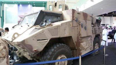 شاهد آثار القتال بمدرعة إماراتية الصنع عائدة من اليمن في معرض أيدكس‎ (فيديو وصور)
