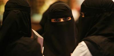  السعودية :جامعة في مكة المكرمة تفصل 27 طالبة لتشبههن بالرجال بهذه الأمور