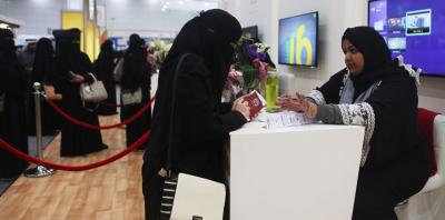 اشتراط “العزوبية” على السعوديات لتوظيفهن يثير غضب قانونيين سعوديين