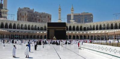 بالفيديو.. مضاربة عنيفة بين نساء ورجال عند الحرم المكي في السعودية.. هكذا انتهت!