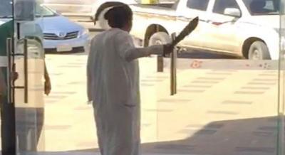 بالفيديو.. سعودي غاضب يقتحم فرع شركة بالساطور