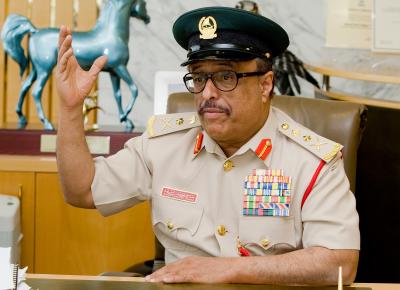 «يديعوت» ضاحي خلفان لعب دور البطولة في اغتيال المبحوح .. “شرطي لا يتوقف عن النقيق”