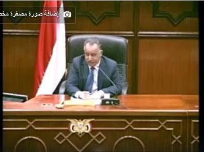 شاهد بالفيديو : يحيي الراعي كيف رد على (الاسطى) موظف الجمارك التابع لجماعة الحوثي الذي رمى بورقة بن حبتور وقال انتهى زمن الجاهلية