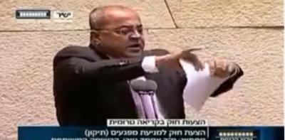 شاهد بالفيديو كيف مزق النائب العربي في الكنيسيت الاسرائيلي “أحمد الطيبي” قانون منع الآذان ويدوسه بقدميه 