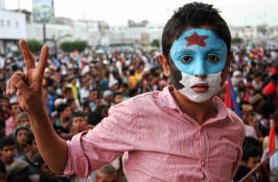 ميدل إيست: الجنوبيون يعتبرون هادي “خائنا” ومن ورائهم أبناء زايد.. ومطالب الاستقلال تفكك تحالف السعودية على اليمن