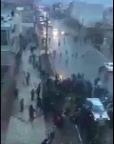 شاهد بالفيديو لمشهد نادر وفريد لصاعقة برق تضرب مركبة تسير في الشارع
