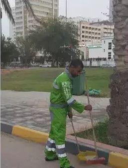 الامارات : لهذا السبب ألزمت نيابة أبوظبي هذا الشاب بتنظيف الشارع 3 أشهر!