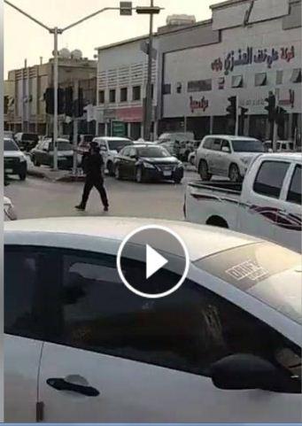 شاهد بالفيديو :مقيم يمني بالسعودية يقوم بدور شرطي المرور اثناء تعطل احدى الاشارات بالرياض