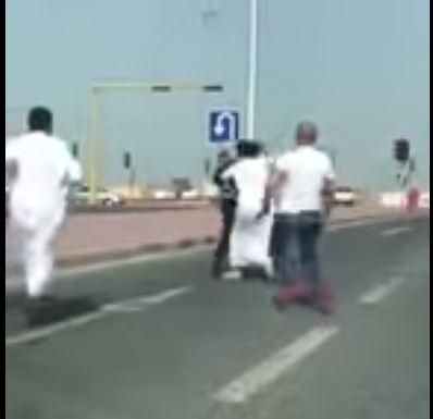 شاهد بالفيديو شاب كويتي كيف اعتدى على رجل أمن بالشارع