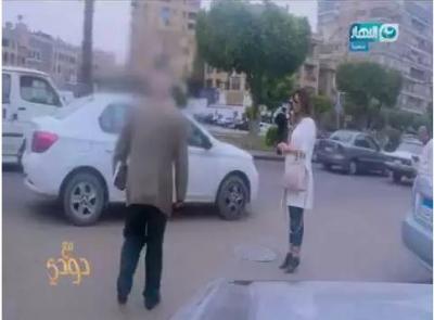 شاهد بالفيديو: مذيعة مصرية تتعرض للتحرش 150 مرة أثناء وقوفها بالشارع !