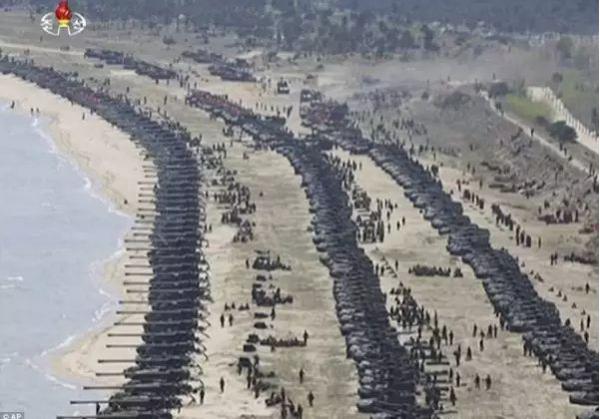 شاهد بالصور “كيم” يستعدّ للحرب بمناورة ضخمة للجيش .. 300 دبابة أطلقت قذائفها معاً على أهدافٍ وهميّة شاهد بالصور “كيم” يستعدّ للحرب بمناورة ضخمة للجيش .. 300 دبابة أطلقت قذائفها معاً على أهدافٍ وهميّة