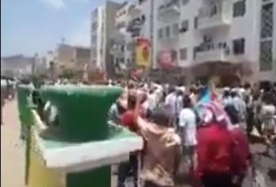 اليمن : شاهد بالفيديو المظاهرة التي خرجت اليوم  احتجاجا على قرار اقالة محافظ عدن عيدروس الزبيدي