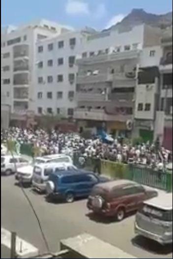 اليمن : انصار الزبيدي في عدن بعد قرار اقالته يهتفون "لاشرعية بعد اليوم" (فيديو)