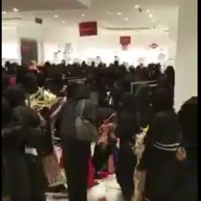 شاهد بالفيديو :عراك شديد جماعي بين نساء سعوديات بأحد المراكز التجارية بالسعودية