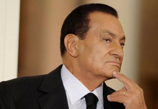 شاهد: أول صورة لـ حسني مبارك بعد إخلاء سبيله في حديقة فيلته محتفلا بعيد ميلاده الـ”89″