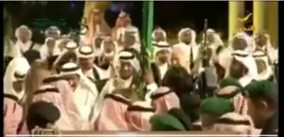 شاهد بالفيديو: الرئيس الامريكي "ترامب" يؤدي الرقصة "النجديه" مع نظيره الملك سلمان مساء هذه الليلة بالسعودية