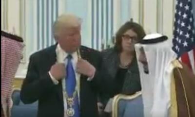ما هي قلادة الملك عبد العزيز التي منحها الملك سلمان للرئيس الامريكي ترامب