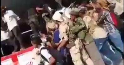 شاهد بالفيديو : مضاربة جماعية في منصة العروض في عدن على الميكرفونات بين مكونات المجلس الانتقالي الجنوبي -اليمن