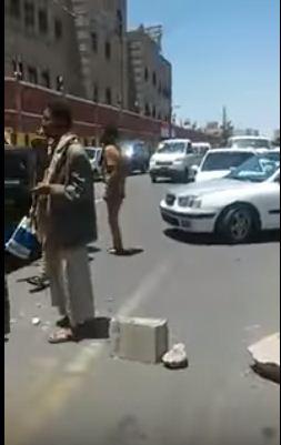 اليمن : احتجاج لعسكريين امام وزارة الداخلية بصنعاء للمطالبة بالرواتب ويصرخون  يرحل أبو ملعقة (فيديو)