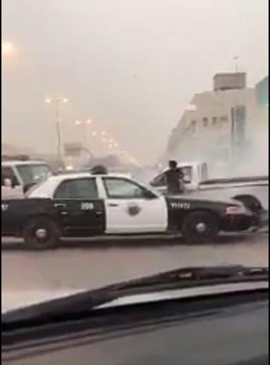 شاهد بالفيديو إيقاف مخالف بالقوة الجبرية في الرياض السعودية وطلقة تحذيرية على سيارته
