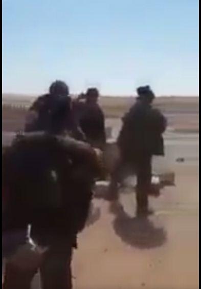 شاهد بالفيديو : جندي أردني يتصدى لأربعة  دواعش  يرتدون أحزمة ناسفة بكل شجاعة ويرديهم قتلى