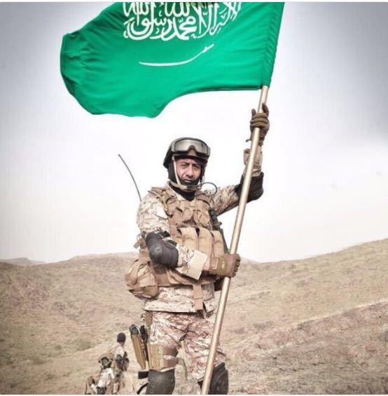 فنان كوميدي سعودي (كبير) يقاتل الحوثيين في الحدود اليمنية (صورة)