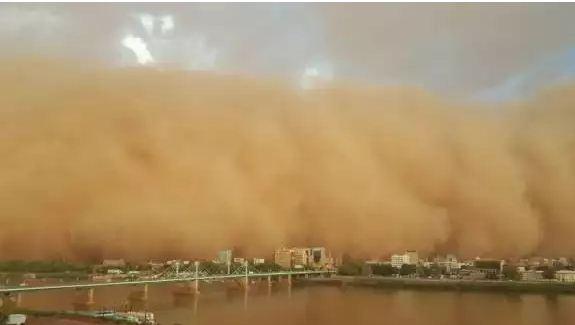 شاهد بالفيديو والصور لعاصفة  (يوم القيامة) في السودان