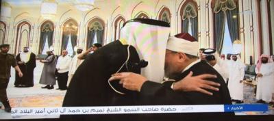 بعد قطع العلاقات السعودية معهم امير قطر يقيم مأدبة إفطار لعلماء وقضاة على رأسهم (القرضاوي)