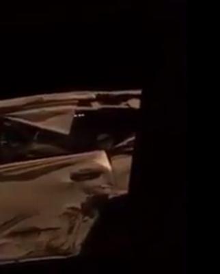شاهد كيف استقبل القطريون المواطن القطري الذي انقلبت سيارته بالسعودية ورفضت السلطات التعاون معه وبماذا كافئه اهل بلده (فيديو)