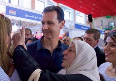 رغم الحرب الدائره في سوريا شاهد بالفيديو بشار الاسد كيف يتمشى في دمشق كمواطن عادي بدون اي حراسة
