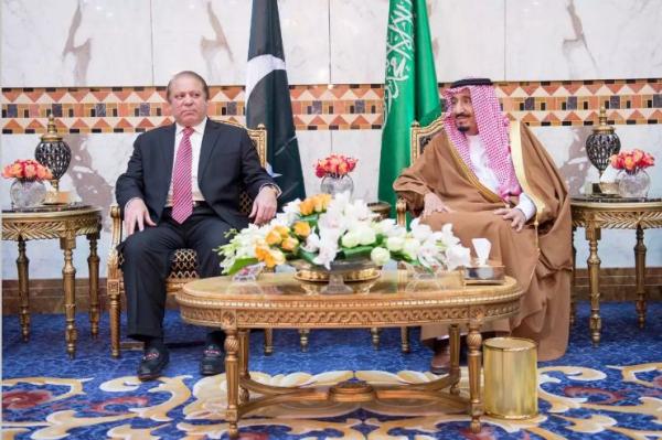 ملك السعودية سلمان بن عبد العزيز مخاطبا نواز شريف رئيس وزراء باكستان بهذا اللفظ (هل أنت معنا أم مع قطر)