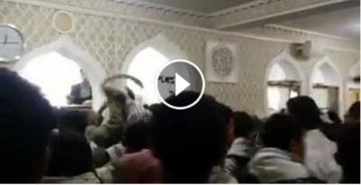 شاهد بالفيديو : الحوثيون يحاولون انزال خطيب مسجد في شملان اثناء خطبة الجمعه اليوم وضجة كبيرة مع المصلين داخل المسجد