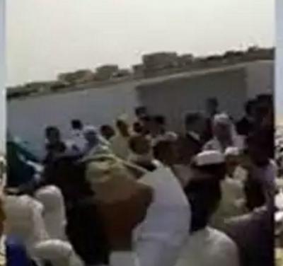 المغاربة يؤدون اليوم صلاة عيد الفطر وهكذا تعاملوا مع الخطيب بالأحذية (فيديو)