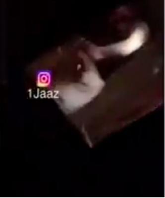 شاهد بالفيديو سعوديون يشهرون السلاح على فتيات بمدينة أبها ليرغمو السائق على التوقف بالسعودية