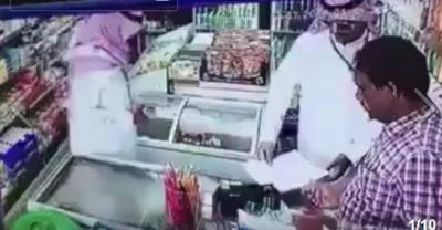 شاهد بالفيديو احد مفتشي وزارة العمل السعودية كيف يسرق اثناء عملية التفتيش والكاميرا ترصده  اثناء السرقة