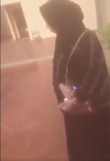 شاهدوا بالفيديو امير سعودي كيف يعتدي على النساء وايضا يوثق بالهاتف 