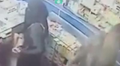 اليمن : شاهد بالفيديو كيف سرق شاب جوال المرأة في احدى الصيدليات بالحديدة