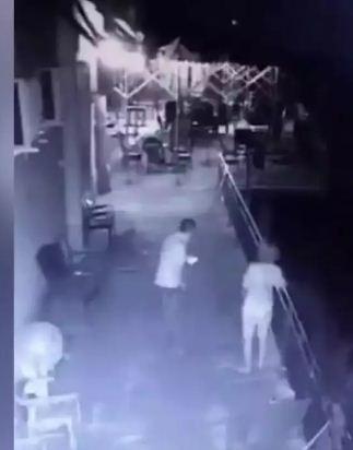 شاهد بالفيديو: زوج يرمي بزوجته من علو مرتفع عندما شاهد محادثة في هاتفها